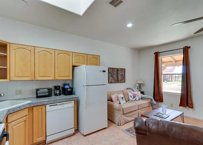 Apartment Retreat W/ Pool Access + A/c! *