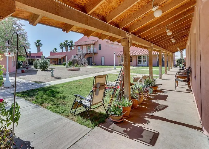 Apartment Retreat W/ Pool Access + A/c! *