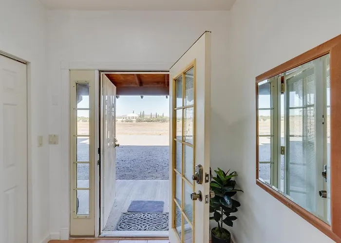 Apartment Retreat W/ Pool Access + A/c! *