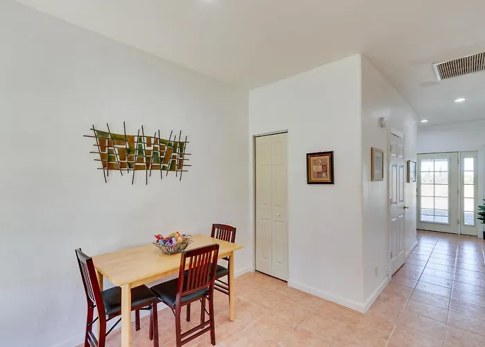 Retreat W/ Pool Access + A/c! Apartment