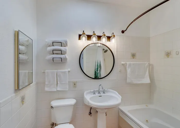 Retreat W/ Pool Access + A/c!
